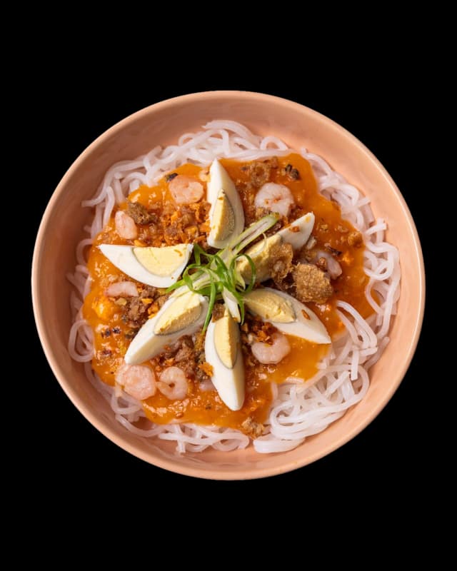 Filipino palabok noodles with shrimp sauce and toppings